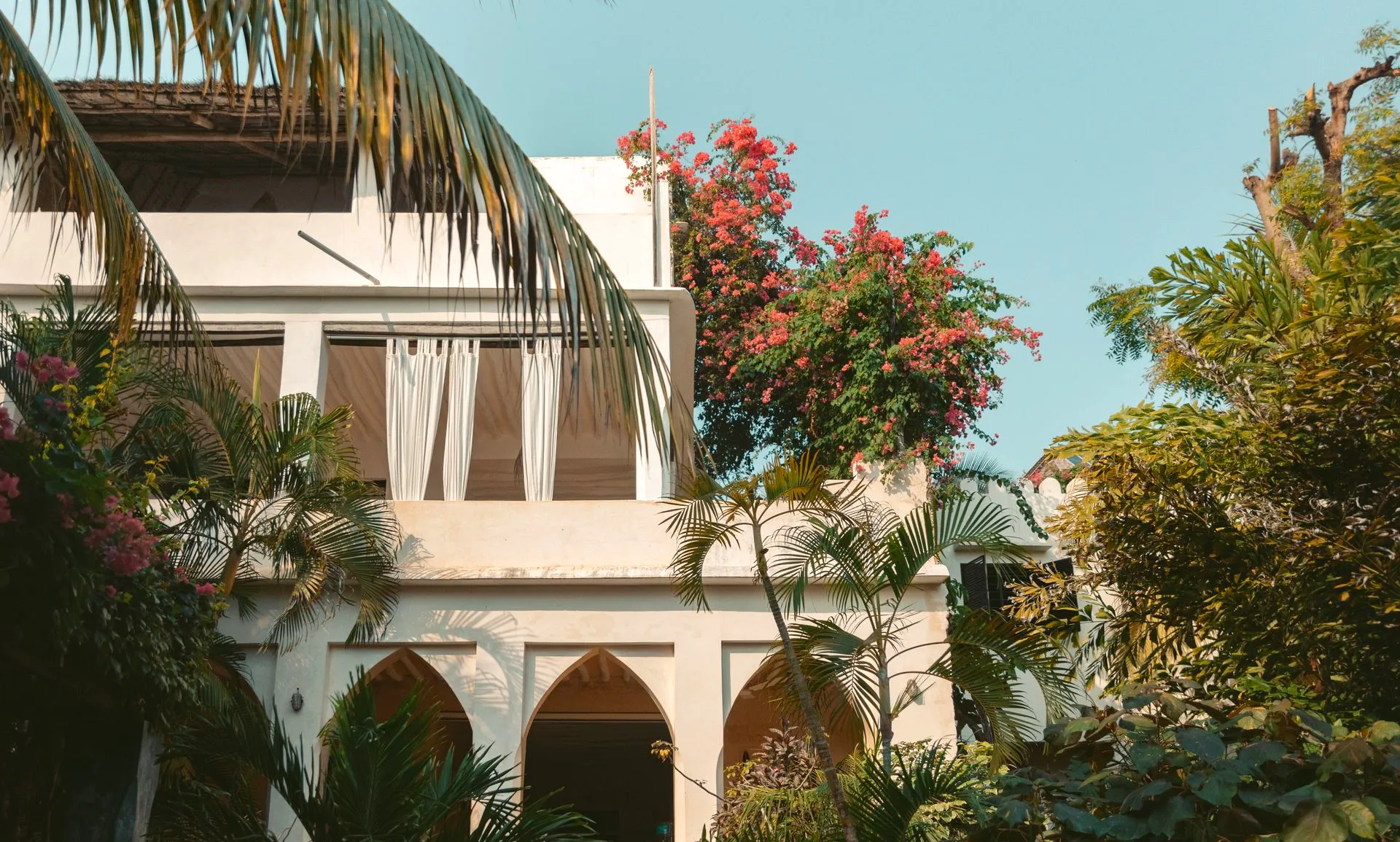 Swahili architecture and tropical gardens at Banana House in Shela